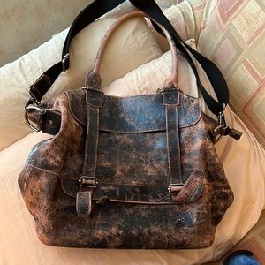 4 inner & outer pockets. Crossbody and shoulder bag.